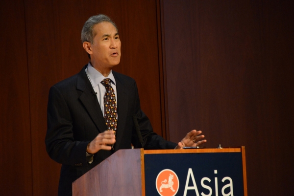 Thomson Reuters anchor Fred Katayama, discussion moderator, speaks at Asia Society New York. (Kenji Takigami/Asia Society)