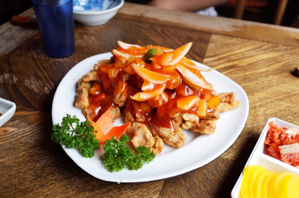 Tangsuyuk is crispy sweet and sour beef (or pork) mixed with an array of colorful vegetables. (세릭/Flickr)