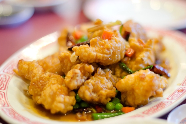 Kkanpunggi is deep-fried pork simmered in a spicy, zesty garlic sauce mixed with assorted vegetables. (erin & camera/Flickr)