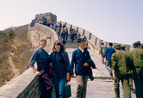 Two foreign tourists at the Great Wall of China circa 1984. (kattebelletje/Flickr)