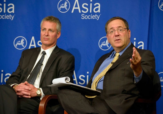 William Plummer (L) is the current Vice President of Huawei Technologies and David Sanger (R) is chief Washington correspondent for the New York Times. (Elsa Ruiz/Asia Society)