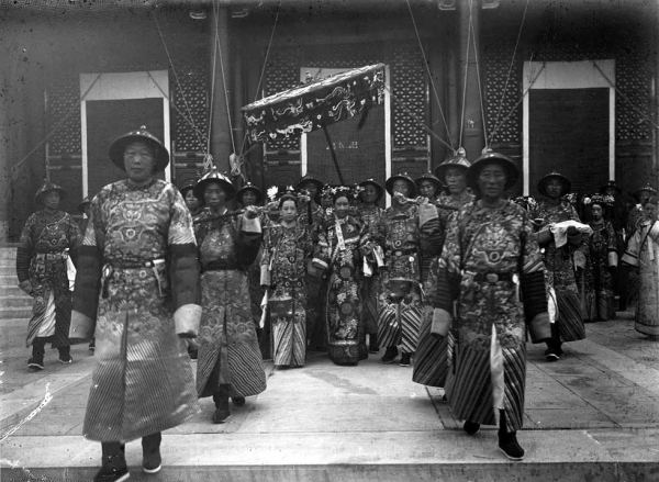 The only photo in which Empress Cixi (C) is smiling. (Freer Sackler Gallery Archives)