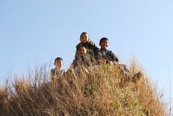 Children pictured on a hill in Yunnan. (egorgrebnev/Flickr)
