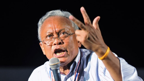 Former Democrat Party MP and anti-government protest leader Suthep Thaugsuban addresses a large rally near Government House on December 9, 2013 in Bangkok, Thailand. (Rufus Cox/Getty Images)
