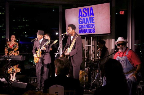 Musicians with the Playing for Change organization closed out the evening at the United Nations on Oct. 16, 2014. (Ann Billingsley/Asia Society)