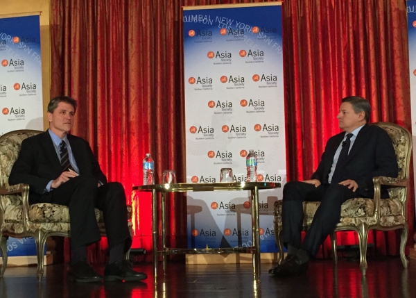 Asia Society Executive Vice President Tom Nagorski (L) and Netflix Chief Content Officer Ted Sarandos (R) at the U.S.-China Film Summit in Los Angeles on Nov. 5, 2014. (Jonathan Landreth/Asia Society)