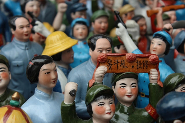 Tiny souvenir statues of Mao and others on sale at the Dongtai Lu Antique Market in Shanghai, China on April 19, 2015. (Joan Campderros-i-Canas/Flickr)