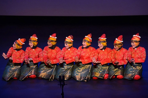 An all-female group from Banda Aceh in Sumatra, Indonesia perform the traditional Acehnese dance. (Elsa Ruiz/ Asia Society)