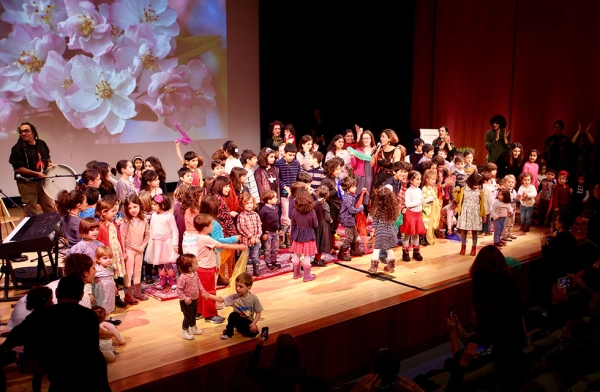 Children join performers on stage during a showcase of traditional Nowruz songs at Asia Society New York on March 18, 2017.  (Ali Yousefian/Asia Society)