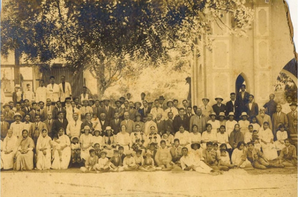Jewish community of Karachi, Pakistan, outside the Karachi synagogue, early in the 20th century. (imgur.com)