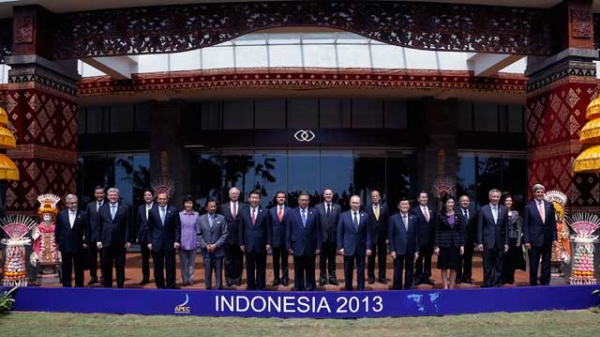 Leaders of the 21 APEC nations at the 2013 APEC summit in Bali, Indonesia in October 2013. (National Center for APEC)