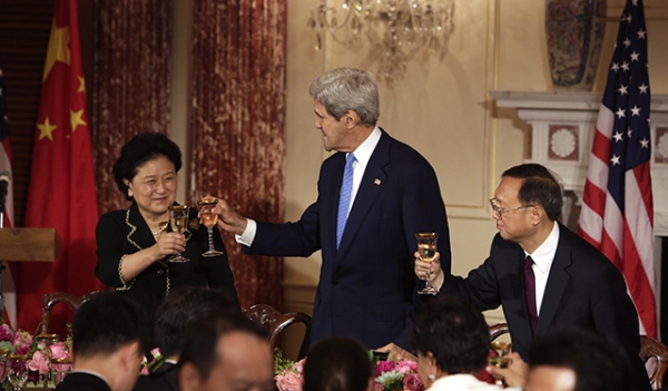 US Secretary of State John F. Kerry (C) makes a toast with Liu Yandong (L), Chinese Vice Premier, and Chinese State Counselor Yang Jiechi (R) during the seventh US-China Strategic and Economic Dialogue (S&ED) at the US State Department in Washington DC, June 23, 2015. (Chris Kleponis/AFP/Getty Images)