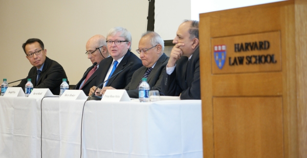 Asia Society Policy Institute President Kevin Rudd moderates a discussion at Harvard Law School to launch ASPI's initiative on the future of the global order. (Benn Craig/Harvard Kenndy School)