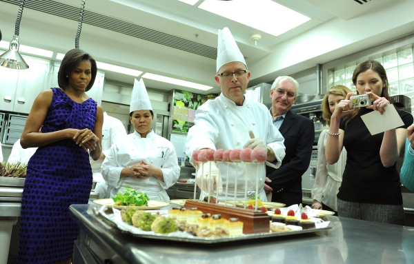 Wearing Jason Wu as White House Pastry Chef Bill Yosses describes the desserts for the Governors' dinner on February 22, 2009. (Kevin Dietsch-Pool/Getty Images)