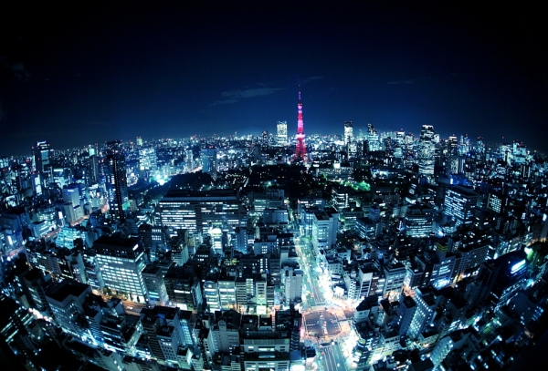 Tokyo at night. Katagiri is talented at shooting urban scenes, but prefers subjects found in nature. (Hideyuki Katagiri)