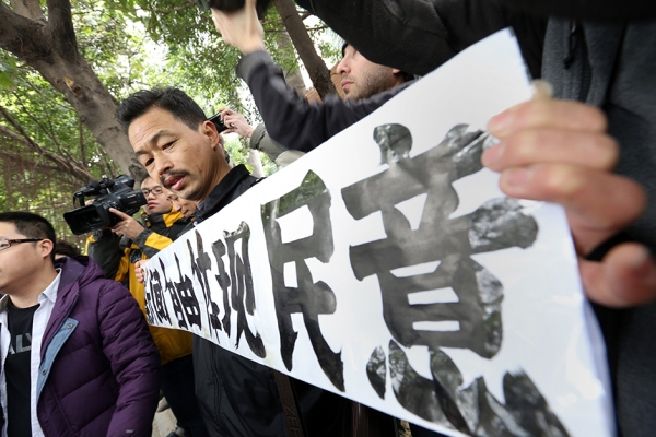 A protester whose banner reads “Freedom of the Press Reflects the Public’s Opinion” outside the Southern Media Group headquarters in Guangzhou on January 9, 2013. (AFP/Getty Images)