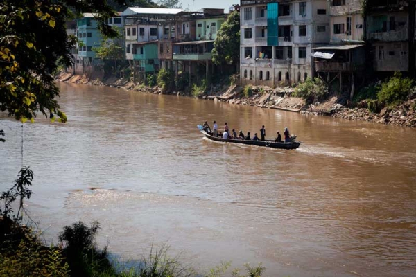 Unregistered workers from Thailand riskily pay ten bahts to illegally cross the river to Burma to sell their goods for a better price. (Jacques Maudy)