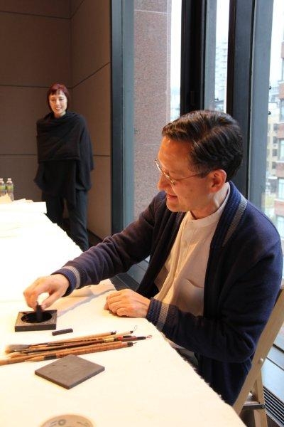 Arnold Chang mixing ink at Asia Society New York on April 24, 2013. (Lainey Yang/Asia Society)
