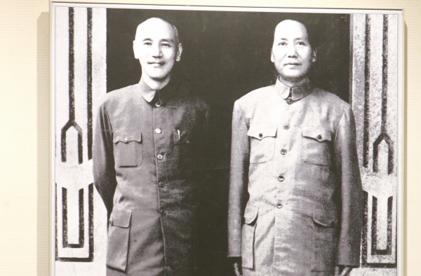 Chiang Kai-Shek (L) and Mao Zedong (R), 1945