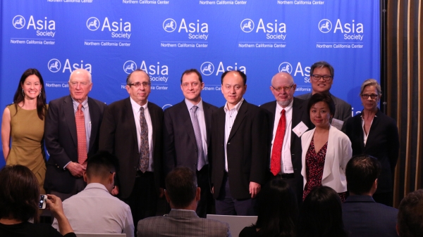 All panelists pose for a group photo. (Kevin Kunze/Asia Society)