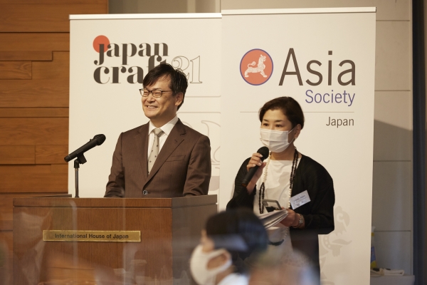 Asia Society Japan Diector, Sawako Hidaka, announcing the start of the ceremony with Master of Ceremony, Mr. Shinya Maezaki.