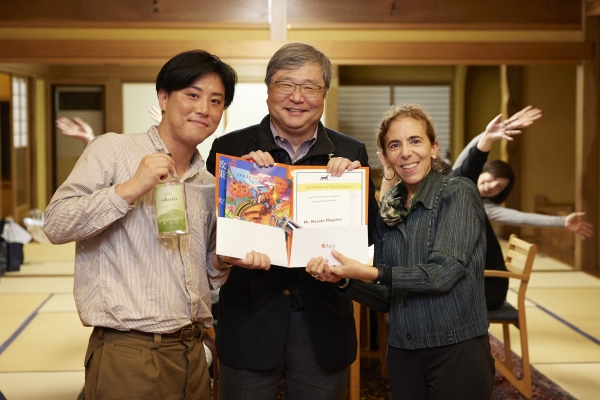 Hakkai Brewery Co., Ltd, Executive Vice President, Masato Yagumo, Asia Society Japan Arts Committee Co-chairs, Tsutomu Horiuchi and Jenifer Rogers presenting certificate of appreciation for the invitation to Hakkai Brewery facilities and dinner