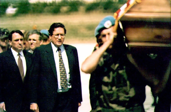 As US envoy to the former Yugoslavia, Holbrooke watches with US Ambassador to Zagreb Peter Galbraith(L) as French UNPROFOR soldiers transfer the coffin of US Deputy Assistant Secretary of State Robert Frasure from a helicopter on Aug. 20, 1995 in Split. Frasure, two other members of the US negotiating team, and a French peacekeeper were killed when their APC veered off the road over Mount Igman near Sarajevo on Aug. 19. (Jakov Prkic/AFP/Getty Images)