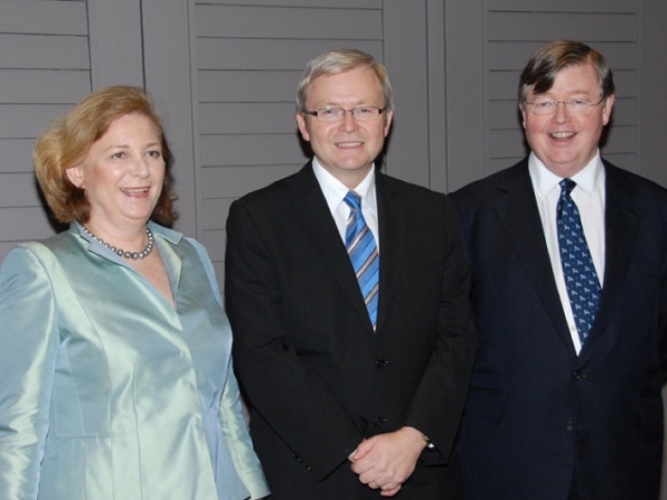 L to R: Kirsty Hamilton, Prime Minister Rudd, and AustralAsia Centre Chairman Harrison Young. (Jan Kuczerawy/Asia Society)