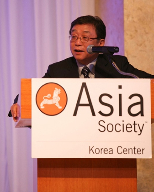 Dr. Yeon-Cheon Oh, President of the Seoul National University, congratulated the Asia Society Korea Center on its achievements over the past three years. (Asia Society Korea Center)
