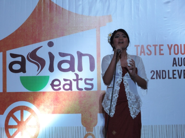 Amalia Rachmah performing a contemporary Indonesian ballad