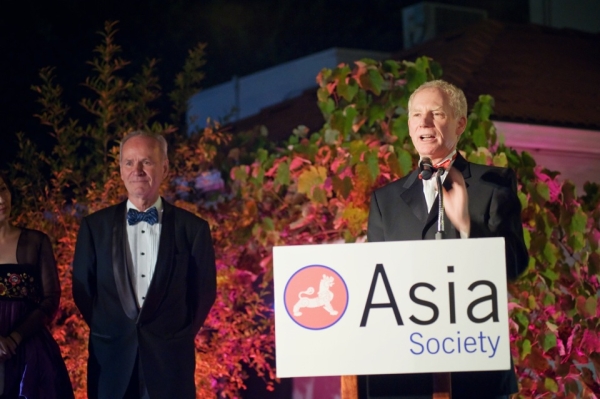 Richard Drobnick (L) and Bruce Pickering (R) of Asia Society Northern California introduce a dish and the Pacific Cities Sustainability Initiative at the Hansik Dinner. (Luminaire Images)