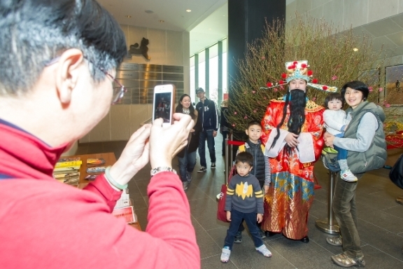 Families took photos with the God of Fortune, receiving red packets of blessings from the god afterwards.