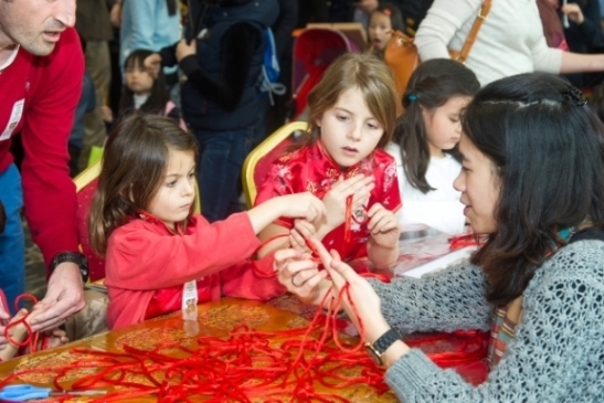 With a focused mind, both girls followed the complicated steps of making a Chinese Knot from the volunteer carefully.