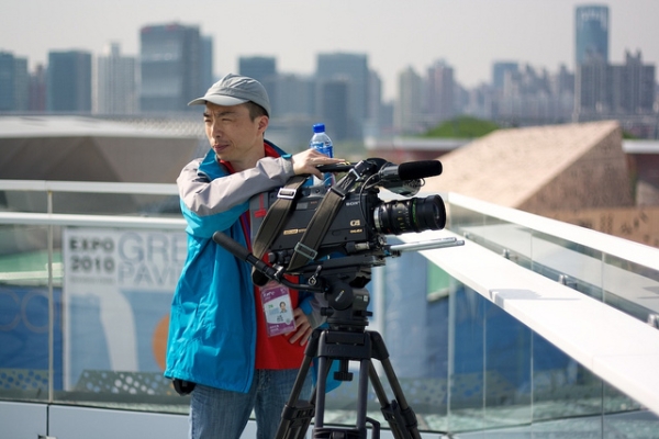 A camera operator from CCTV News on the roof of the Swedish pavilion at the 2010 World Expo in Shanghai. (Flickr/Tobias Andersson Åkerblom)