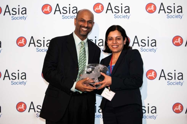 Marriott International Vice President Apoorva N. Gandhi (L) presents an award. (Suzanna Finley/Asia Society)