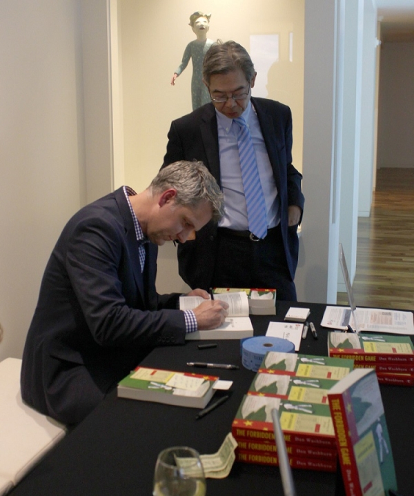 Dan Washburn, author of “The Forbidden Game: Golf and the Chinese Dream,” signed books at a talk hosted by ASNC and Nixon Peabody on September 16.