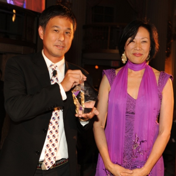 Visionary Honoree Eric Nakamura (L), publisher of &lt;i&gt;Giant Robot magazine&lt;/i&gt;, with Asia Society Advisory Board Member Janet Yang. (Dan Avila Photography)