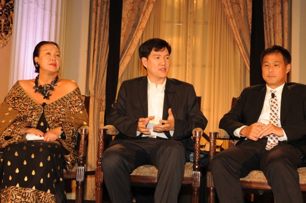 L to R: fashion designer Sue Wong, CEO of Nexon America Daniel Kim, and Eric Nakamura appeared in the Visionary panel. (Dan Avila Photography)