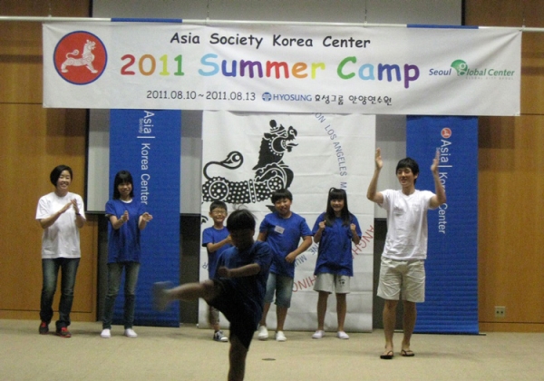 The Blue Team shows off its talents at the dance competition. (Asia Society Korea Center)