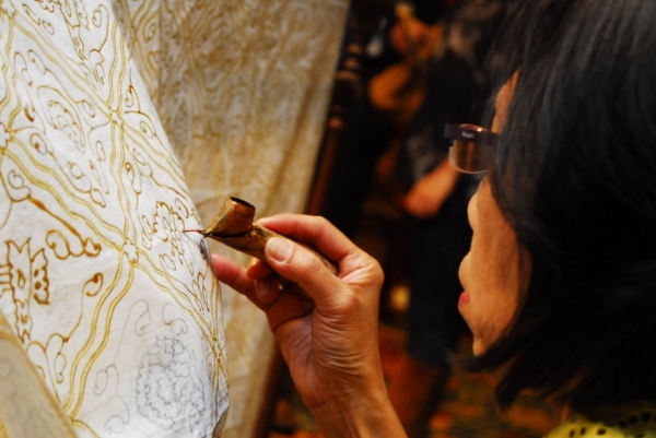 A live demonstration of the processes involved in creating batik prints was also part of the evening.
