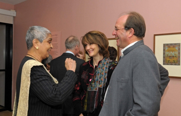 L to R: A guest chats with Olivia and William Dalrymple. (Elsa Ruiz)