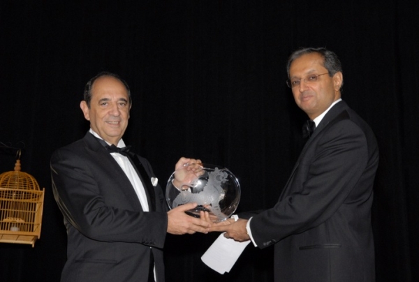 Honoree Alain Belda (L) receives the Asia Society Leadership Award from Gala Chairman Vikram Pandit. (Elsa Ruiz/Asia Society)