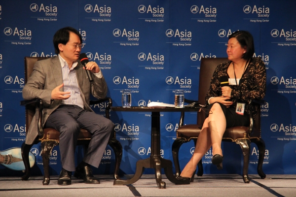 Wang Jian (L) discussed his career with interim executive director Alice Mong (R) at Asia Society Hong Kong Center on May 6, 2012. (Asia Society Hong Kong Center) 