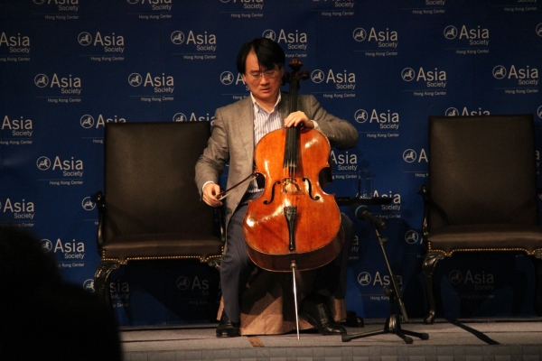 The audience received a special treat as Wang prepared for a short solo performance. (Asia Society Hong Kong Center)