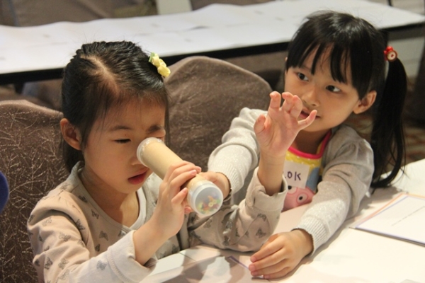 Kids had the opportunity to create their own unique kaleidoscope on June 29, 2014 (Asia Society Hong Kong Center)