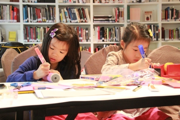 Kids had the opportunity to create their own unique kaleidoscope on June 29, 2014 (Asia Society Hong Kong Center)
