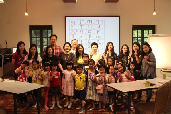 Parents and kids participated in Matteo Ricci Adventure Workshops on June 29, 2014 (Asia Society Hong Kong Center)