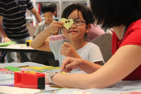 Kid had the opportunity to create her own unique clock on June 29, 2014 (Asia Society Hong Kong Center)