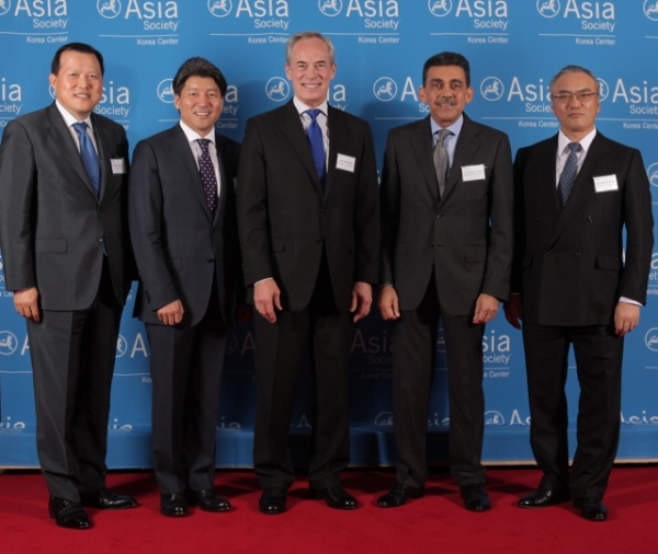 Asia Society Korea Center's corporate members pose for a photo at the dinner in the evening of June 11th. 