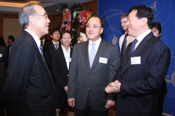 L to R: ASKC Honorary Chairman Lee Hong Koo chatted with Co-Chairmen Kyongsoo Lho and Shin Dong Bin. (Asia Society Korea Center)